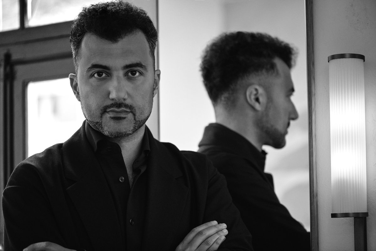 'Ik ben door vooringenomenheid van mijn juf op een mavo beland. Mijn ouders waren analfabeet. Blijkbaar geen goede basis. Zolang dit realiteit is, is er geen eerlijk systeem met #kansengelijkheid', zegt schrijver #Akyol. Hij bemerkt nog steeds #segregatie. tinyurl.com/j3afpvtd