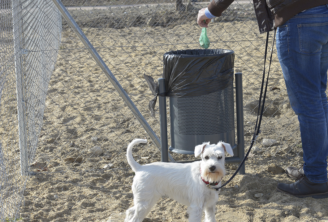 Ayto_Valdemoro's tweet photo. AVISO.- El próximo lunes comienza la reposición de la valla perimetral del área canina situada junto al aparcamiento del parque de la Alberiza y la de la calle Aguado, por lo que ambas permanecerán cerradas hasta la finalización de las mejoras. https://t.co/8ZJkzto2LR https://t.co/UKrmPTgbIc