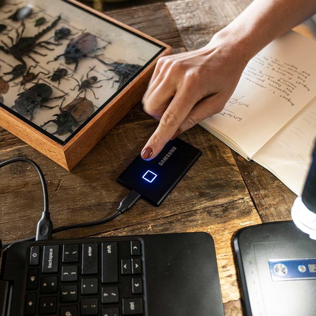 SamsungTurkiye's tweet photo. Yaz fotoğraflarınızı hala arşivlemediniz mi? Bir dokunuşun ile hafızanızda yer açın, fotoğraflarınızı Samsung taşınabilir SSD T7 Touch ile güvenle saklayın! 📸⛱️
https://t.co/lelO47R9QU
#T7Touch #SamsungTaşınabilirSSD #SamsungMemory https://t.co/x7dZB5rStn