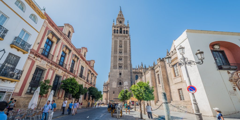 RT <a href="/sevillaciudad/">Sevilla</a>: Its presence is always stunning, and sometimes it seems to appear by surprise... 
#LaGiralda, the most iconic monument of #Sevilla and a real 'leitmotiv' of your stay in the city 😍