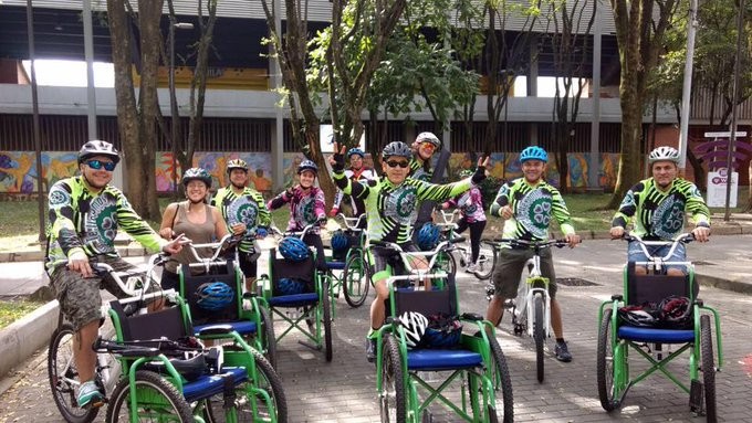 La_network's tweet photo. Un ciclista y hoy personaje público de Medellín decidió hace ocho años crear una fundación para brindar la experiencia de movilidad en bicicleta a personas en condición de discapacidad y adultos mayores. https://t.co/Nw5XeeptTB @ctellevamos https://t.co/akDyC9YIsR