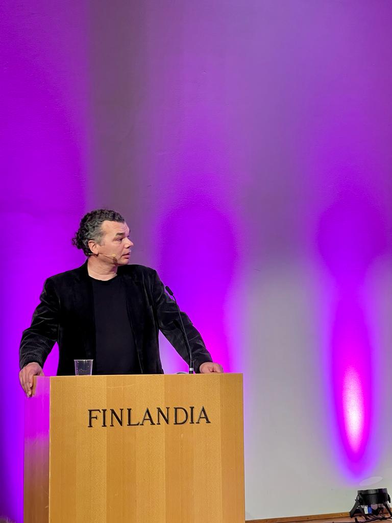 Projektipäällikkö Erkki Nuottila veti lopuksi tilaisuuden yhteen. #OsuvatTaidot hankkeen työ jatkuu vielä mm. pilotoinnin ja käsikirjan kirjoittamisen muodossa. Vaikka hanke päättyy vuoden vaihteessa, osaamismerkistö jää elämään.