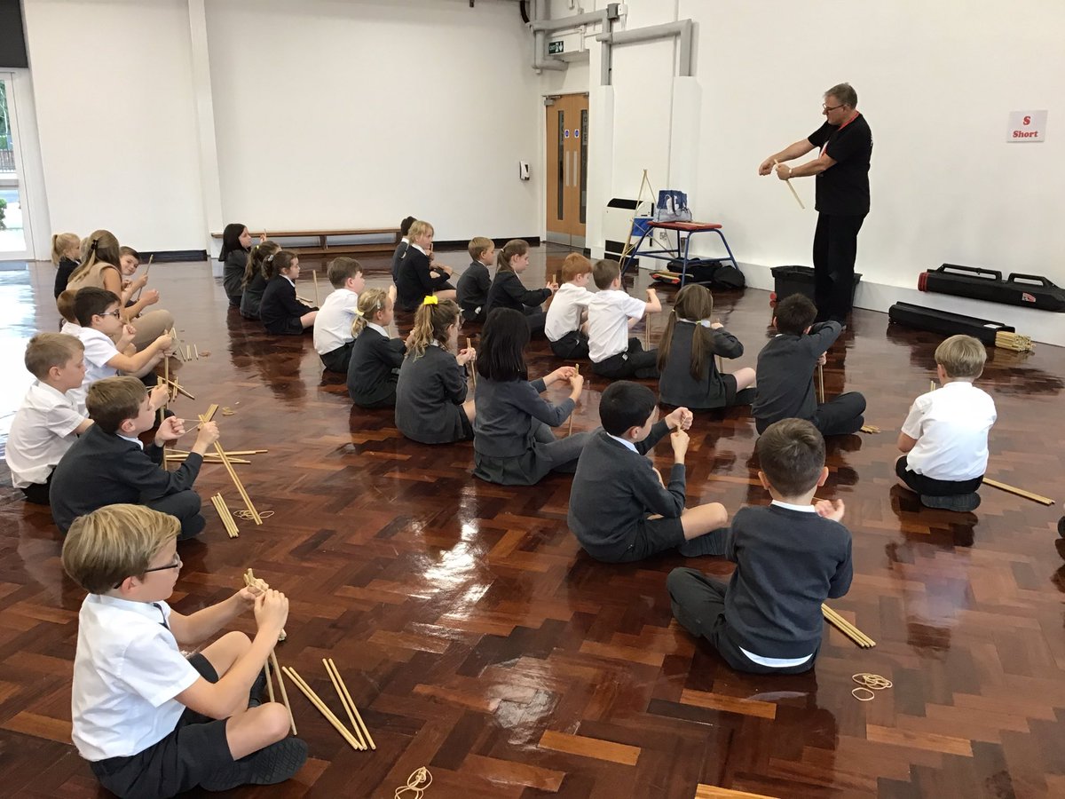 Year3TSP's tweet image. Martin from @ArchitectureW is here and the building work has begun, the Taj Mahal is underway and we cannot wait to see how it turns out! We’ve found out that in order for this to be successful that teamwork is essential #TSPGeography #India #Architecture