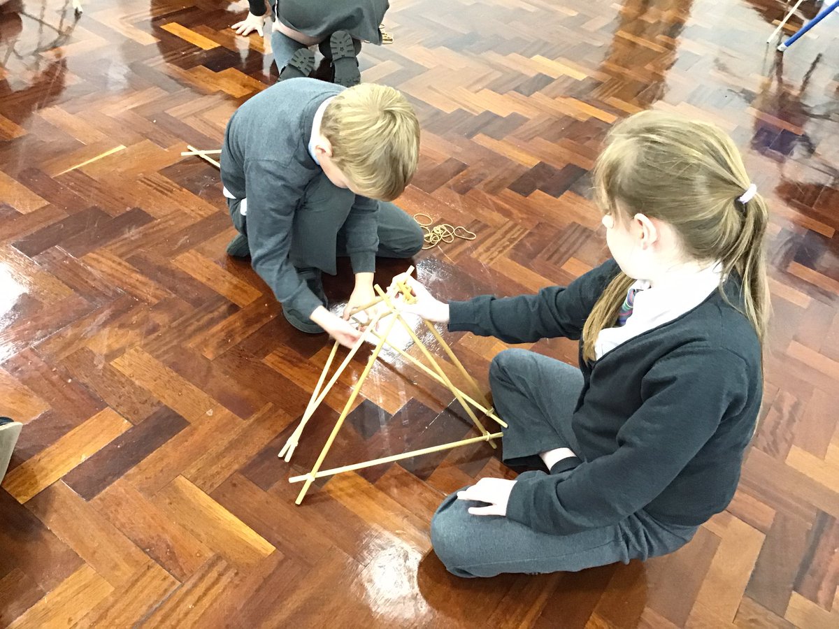 Year3TSP's tweet image. Martin from @ArchitectureW is here and the building work has begun, the Taj Mahal is underway and we cannot wait to see how it turns out! We’ve found out that in order for this to be successful that teamwork is essential #TSPGeography #India #Architecture