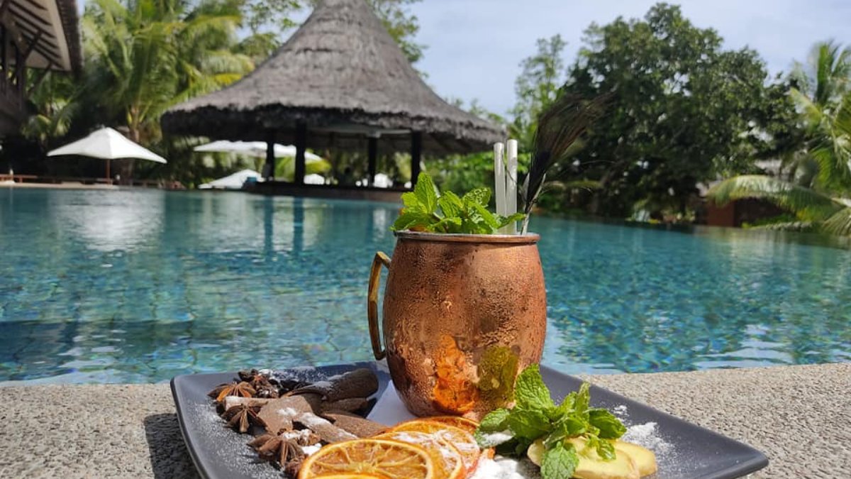 constancehotels's tweet photo. #ConstanceRecipe โก๏ธ Hunan Mule
Make your own today ๐น
๐ 5cl Takamaka dark rum / 8cl homemade ginger beer / 2cl lemon juice / 2cl homemade cinnamon syrup / 5cl soda water
Preparation: Built-up!
#ConstanceWithU #ConstanceLemuria
#DoItYourself #Cocktail #Tropical https://t.co/viW4m6n4uw