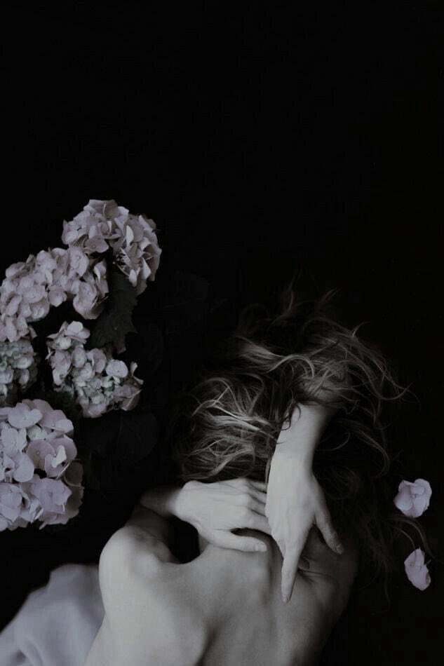 dajc_thoughts's tweet photo. cloying scent notes overwhelm, she weeps.
Photo: Pinterest
#sixwords #playingwithwords #flowers #womanandflowers #poeticplayground #images #blackandwhitephotography #whiteblooms #inkednotes https://t.co/zyofLyMzxj