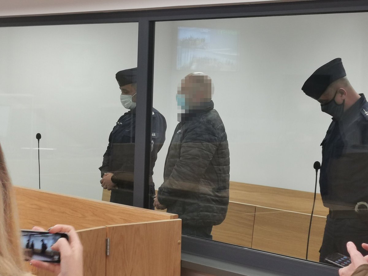 Krystian W. skazany na 2.5 roku więzienia za nawiązywanie kontaktów w internecie z dwiema dziewczynkami. Jedna z nich po spotkaniu popełniła samobójstwo. Tzw "łowca nastolatek" w innym procesie odpowiada za przestępstwa seksualne wobec 33 głównie nieletnich dziewcząt <a href="/TOKFM_NEWS/">Informacje TOK FM</a>