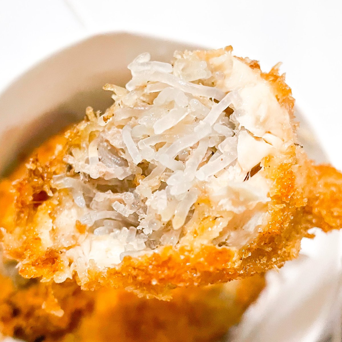 mychanita's tweet photo. น้ำลายสอมั้ยยยยยย อยากบอกว่าอร่อยมากกกก แสงออกปากสุด✨ปีกไก่ยัดไส้เนื้อแน่นปั้ก ชิ้นใหญ่เวอร์ เอาจริง 2 ชิ้นแทบอิ่ม ไส้รสชาติโอเคเ���ยไม่จืด ตัวแป้งดือมาก มันบั่บบอร่อยอะแก นี่ขนาดชั้นทิ้งไว้ 5 ชม.ละมาเวฟกินใหม่มันยังอร่อยเหมือนตอนได้มาร้อนๆเลยอะ ทับใจว่ะ #อร่อยไปเเดก https://t.co/TXDIAkqBYb