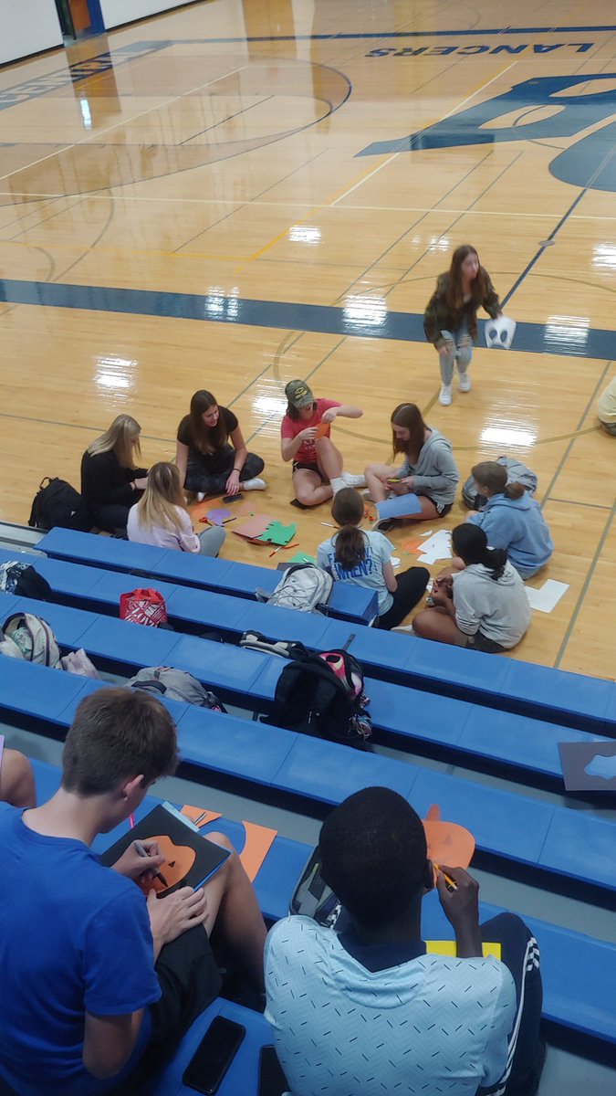 BCHSKeyClub's tweet image. Key Club making decorations for Kathy's House and Fisher House. #ServiceNeverSleeps