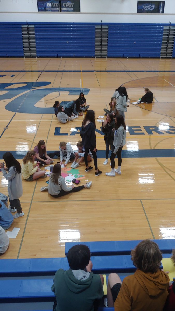 BCHSKeyClub's tweet image. Key Club making decorations for Kathy's House and Fisher House. #ServiceNeverSleeps