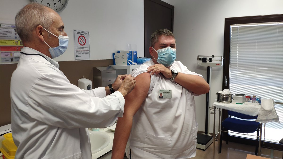 Comenzamos la campaña de vacunación de la gripe 2021/2022 con los profesionales sanitarios #YoMeVacuno <a href="/ags_nortedejaen/">AGS Norte de Jaén</a> #csbailen