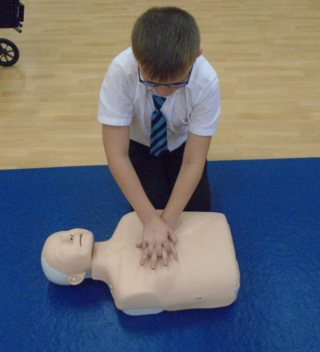 AllFaiths_TSAT's tweet photo. #ThinkingHealthily #ThinkingInclusively Year 6 learnt how to ‘restart a heart’ this week as they discussed with the Kent Fire and Rescue Service @kentfirerescue the value of knowing CPR. #Weareone #ProudtobeTSAT https://t.co/kLaFBckMpd