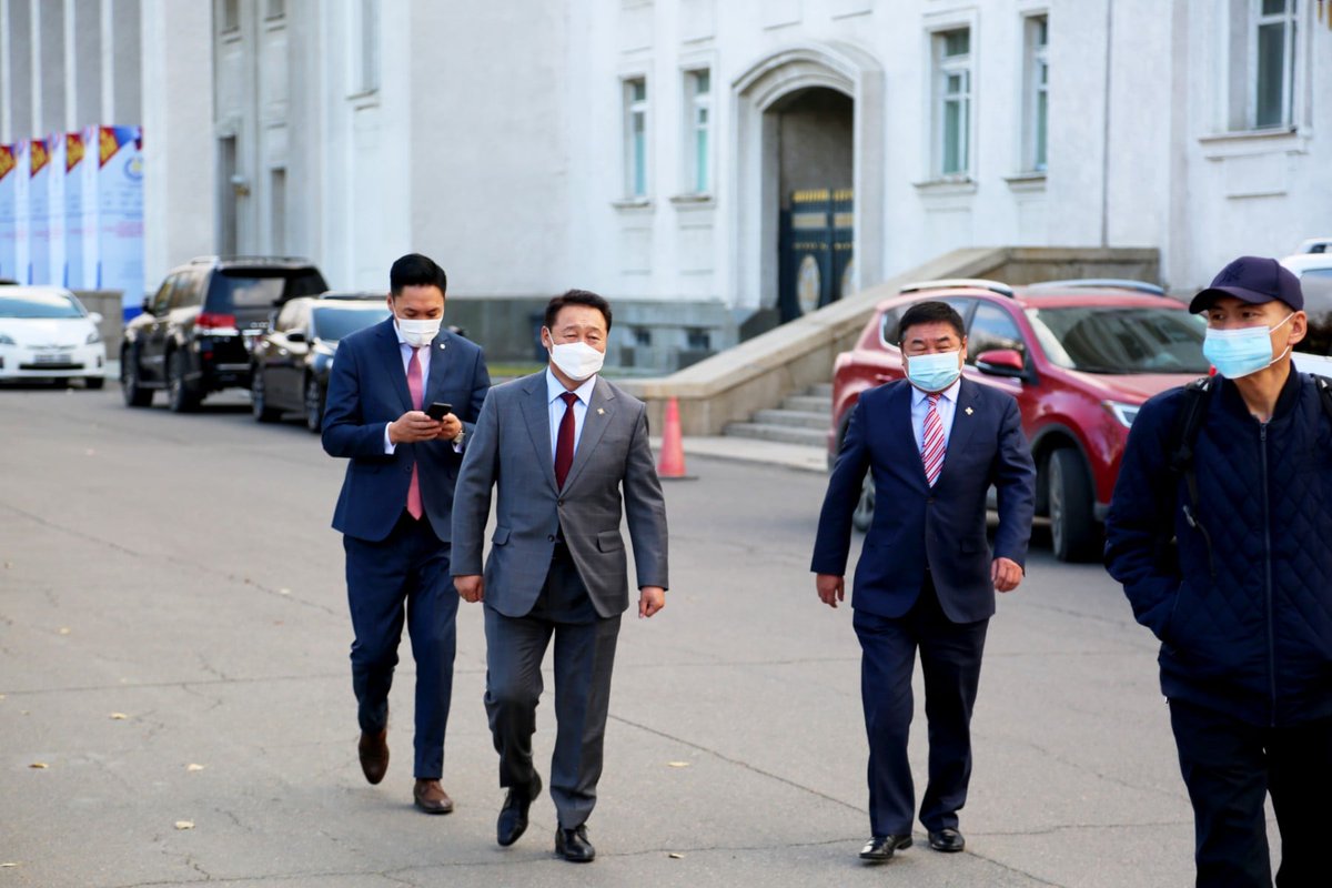 Нийслэлийн  есөн дүүрэг, 21 аймгийн  барилгачдын төлөөлөл өнөөдөр УИХ-д шаардах бичиг хүргүүллээ. Барилгачид барилгын бараа материалын үнэ өссөнтэй холбоотойгоор Монгол Улсын 2022 оны төсвийг хэлэлцэхдээ  үнийн зөрүүг төсөвт тусгаж өгөх хүсэлтийг шаардлагадаа тусгасан байна.