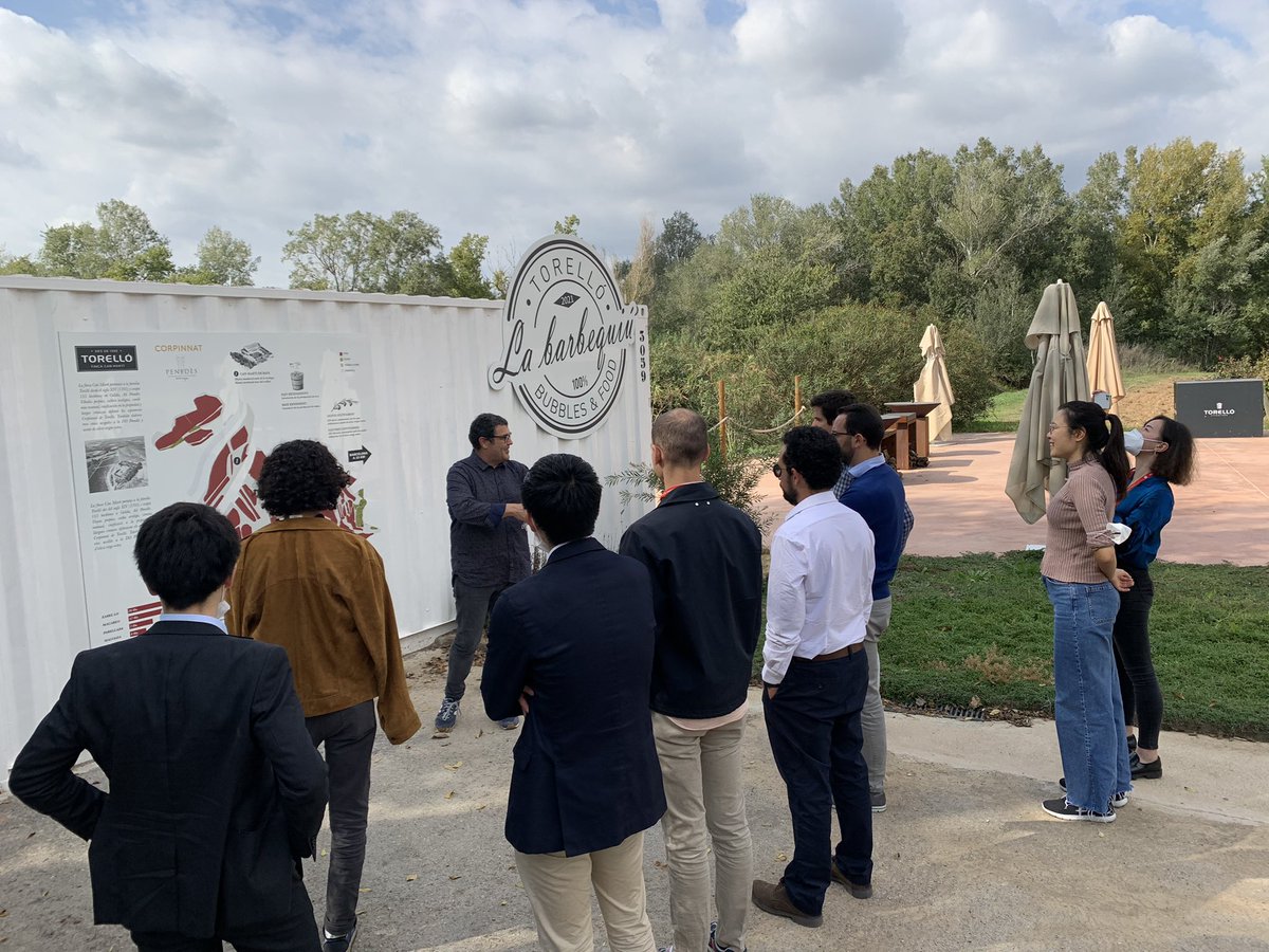 BarcelonaGlobal's tweet photo. Toni de la Rosa @TorelloViticult welcomes @iesebschool students #mbaday #studyinBarcelona https://t.co/Z2deMoNk31