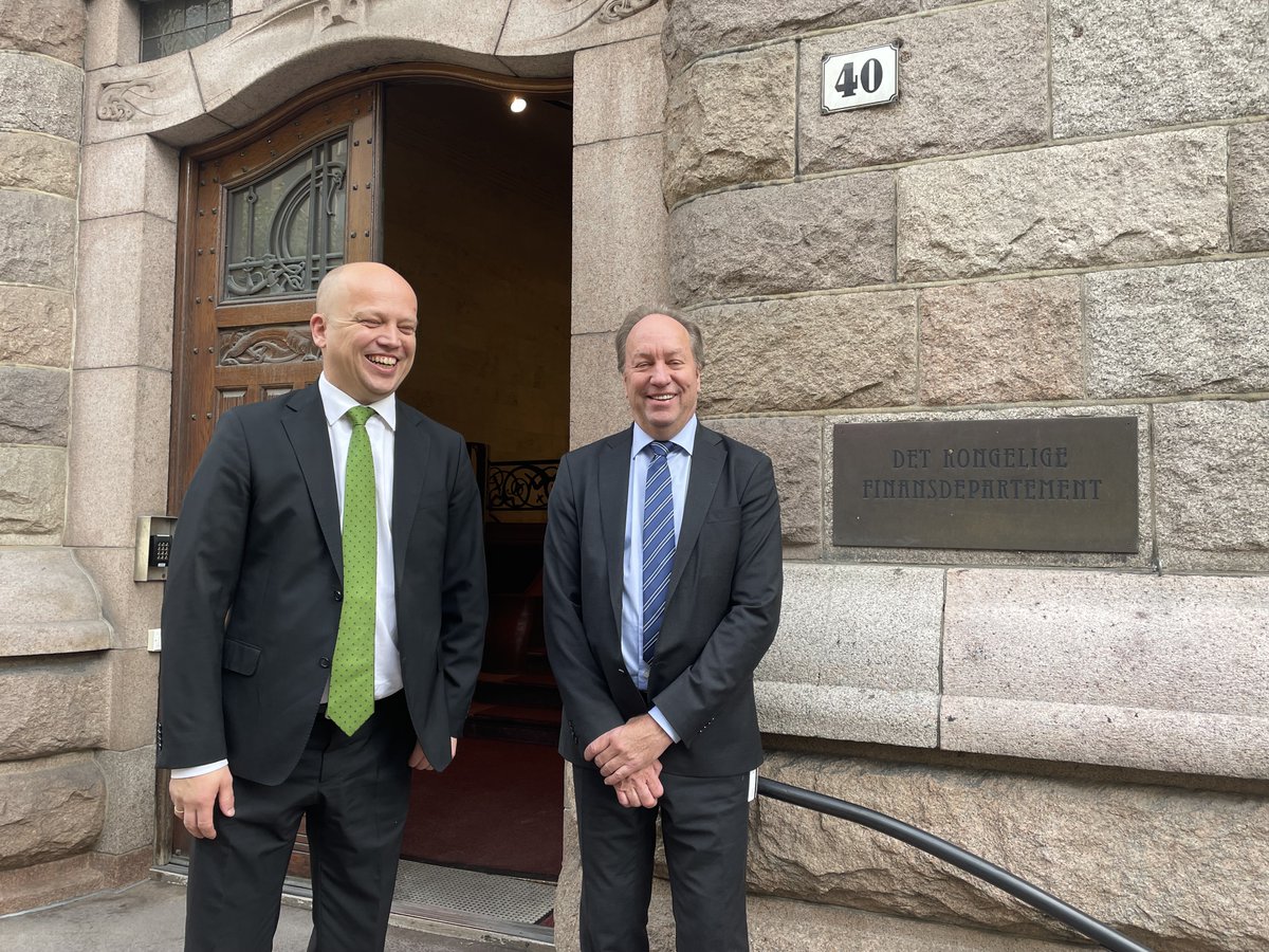Finansråd Hans Henrik Scheel tar i mot påtroppende finansminister Trygve Slagsvold Vedum (Sp) på trappa utenfor Finansdepartementet