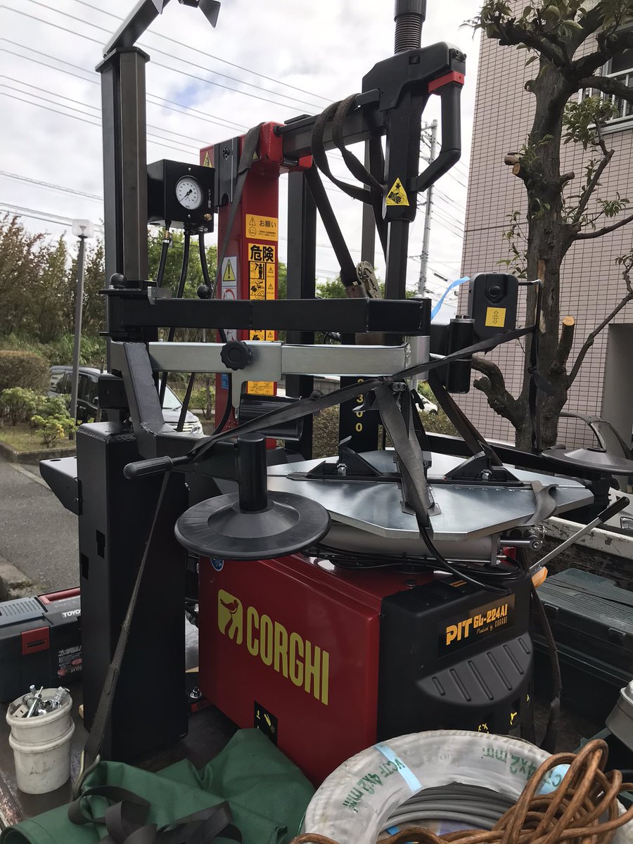 grifftire's tweet photo. 本日最新のタイヤチェンジャーをもう1台導入しました！
このマシーンで、お客様の大切なホイールを丁重に扱わさせていただきます。 https://t.co/VydywkwGWb