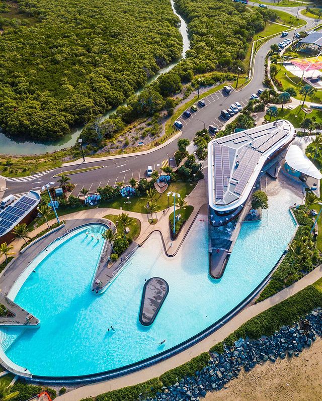 Queensland's tweet image. Let us reintroduce you to this pocket-rocket town. In #visitcapricorn coast, it's the gateway to the #southerngreatbarrierreef, #Keppelisland group, and a heap of fun. Ready? 👉j.mp/3FW4XmO #thisisqueensland 📸IG/picturesbymlz, rileys_travels, 4boysandacaravan