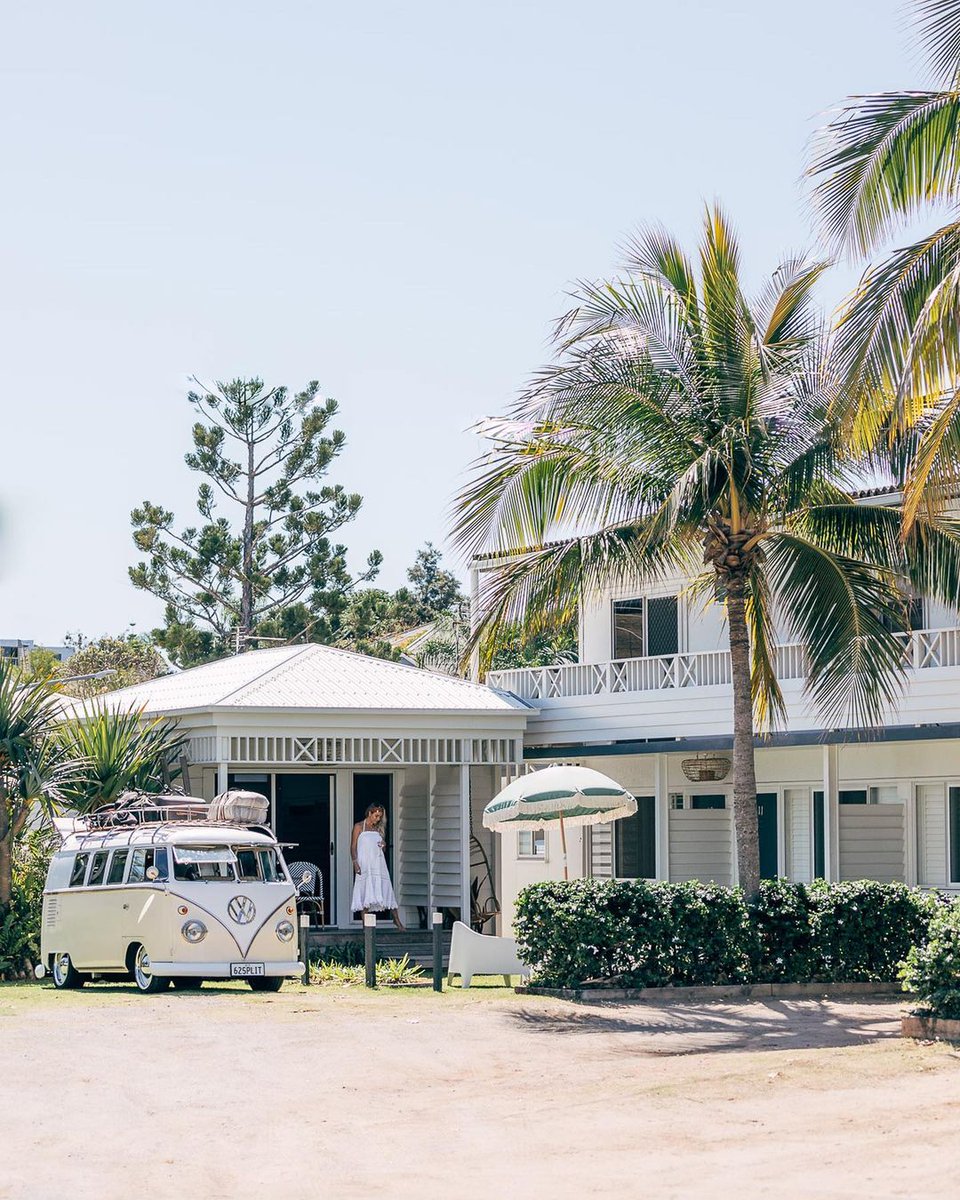 Queensland's tweet image. Let us reintroduce you to this pocket-rocket town. In #visitcapricorn coast, it's the gateway to the #southerngreatbarrierreef, #Keppelisland group, and a heap of fun. Ready? 👉j.mp/3FW4XmO #thisisqueensland 📸IG/picturesbymlz, rileys_travels, 4boysandacaravan