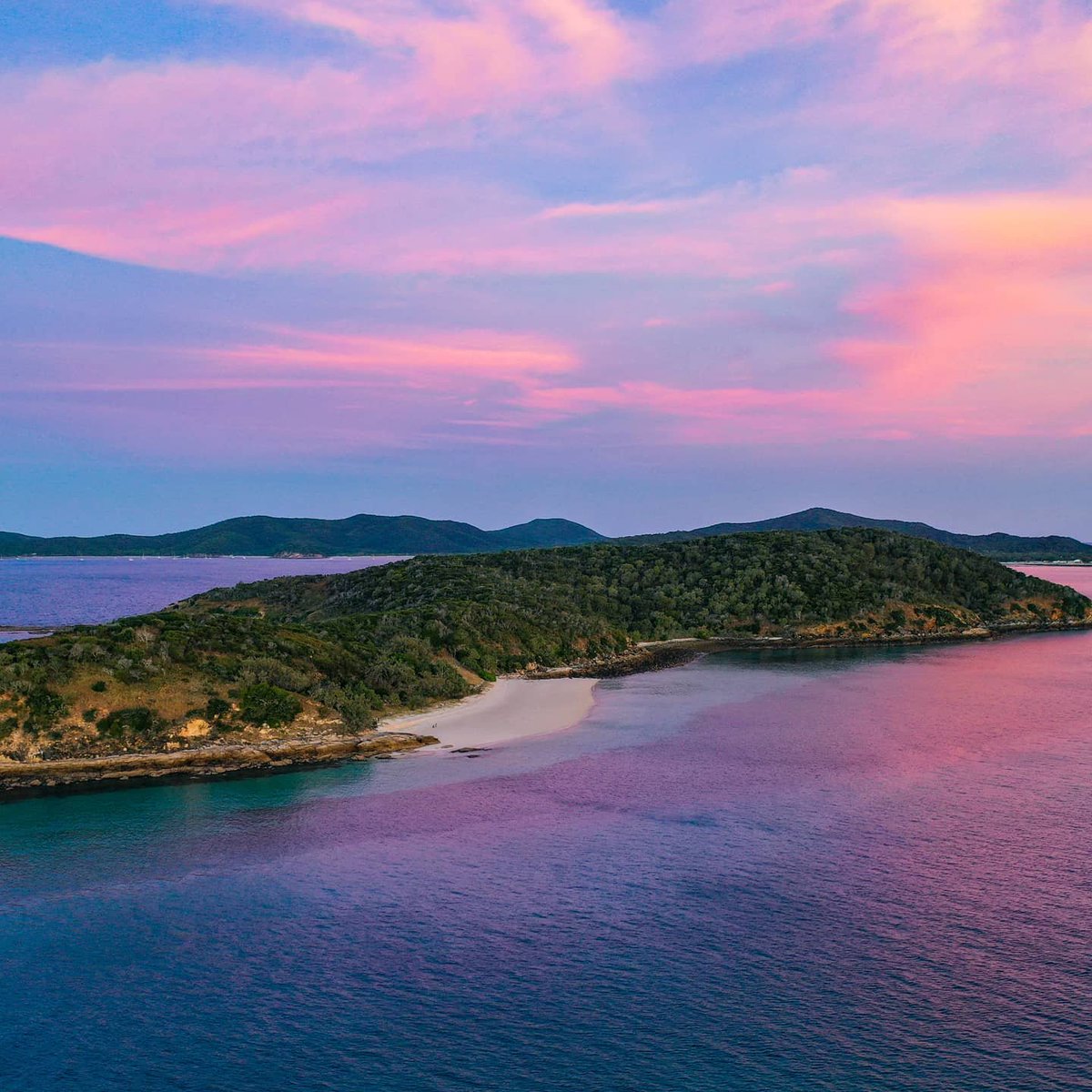 Queensland's tweet image. Let us reintroduce you to this pocket-rocket town. In #visitcapricorn coast, it's the gateway to the #southerngreatbarrierreef, #Keppelisland group, and a heap of fun. Ready? 👉j.mp/3FW4XmO #thisisqueensland 📸IG/picturesbymlz, rileys_travels, 4boysandacaravan