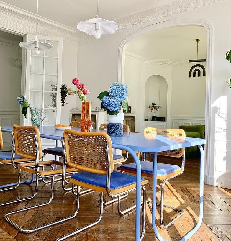 Every time we see seating inspired by Marcel Breuer’s #CescaChair, we think of Francesca. She was the designer’s adopted daughter, whose nickname was Cheska. Photo by @girlzpop_ via Homedreaming #zzdriggs #furniturehistory #furnituredesign #marcelbreuer #interior #houseenvy