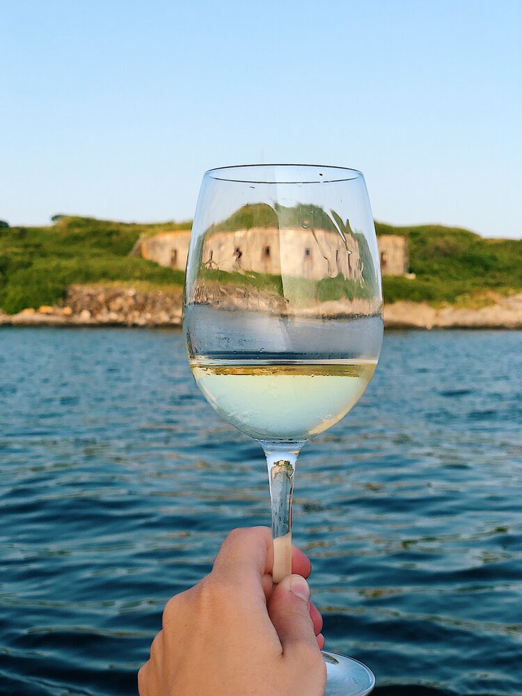 There’s just two remaining weekends of Fall Foliage Wine Sails in #portlandmaine. Join us is you can. winewiseevents.com #wine #sailing #maine #October2021