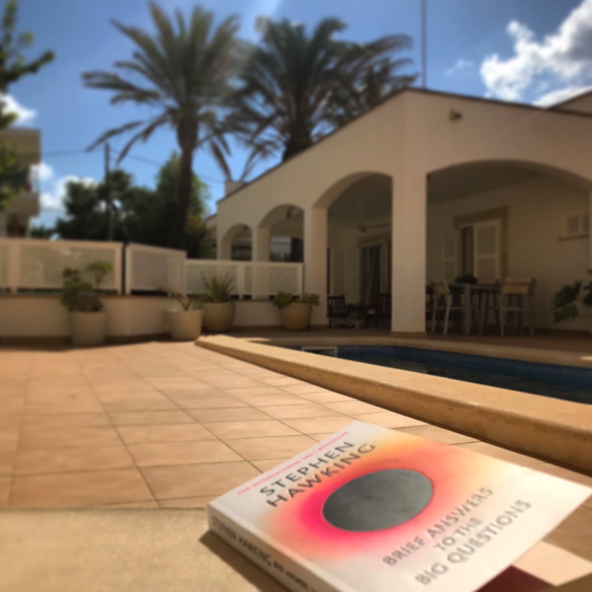 katiedrover's tweet photo. Some light vacation reading 🤯😎☀️ #mallorca #stephenhawking https://t.co/5q8ArhwreV