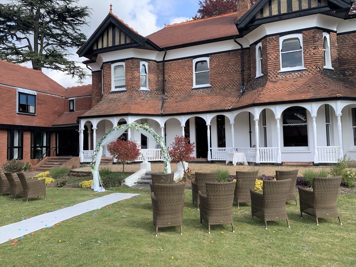 Here at Moor Hall we pride ourselves on creating the perfect Wedding venue for each couple. We listen to what your plans are and how YOU envision your day💍💗#berkshireweddings