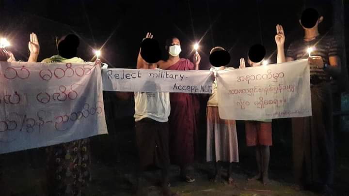 ChloeSian2020's tweet photo. A Buddhist monk and a group of Anti-Dictatorship campaigners demonstrated to end dictatorship in #Mandalay,#Pyigyidagon township on Thursday.

#AcceptNUG_RejectMilitary
#Oct14Coup 
#WhatsHappeningInMyanmar https://t.co/v0K1TCHQpj