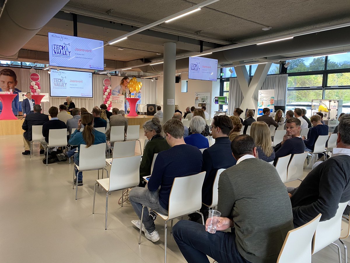 TechValley_nh's tweet photo. #jaarevent van #TechValley is begonnen na een aftrap van Thijs Pennink van NHN en Katrin Tazelaar van @InhAlkmaar https://t.co/rsOsp1fKEj