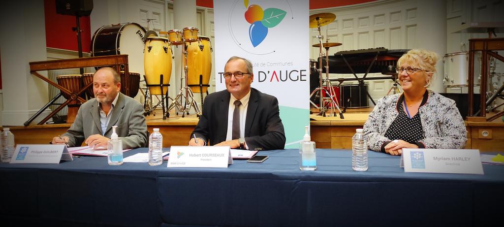 calvadorsa's tweet image. ✒️ Avec @HubertCourseaux pour la signature de la convention territoriale globale 2021 – 2024 entre la @CAF &amp;amp; @terredauge