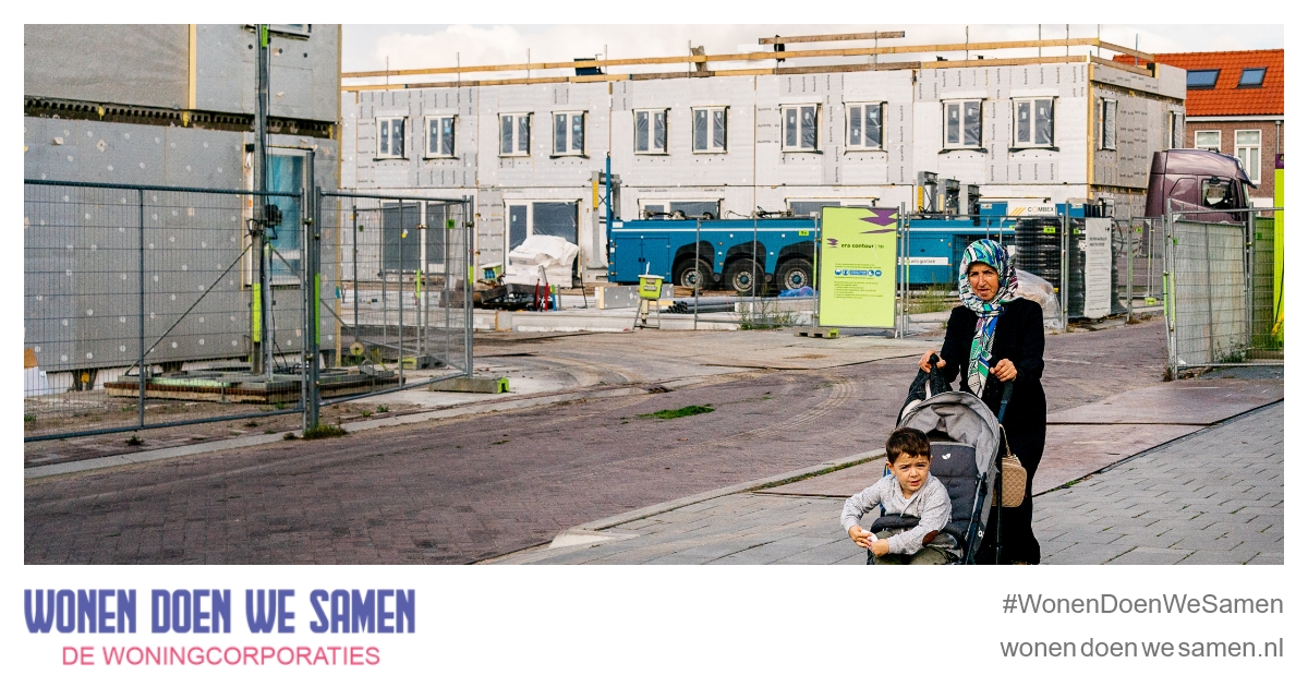 In Nederland is een tekort van zo'n 300.000 woningen. Er moet door woningcorporaties elk jaar meer bijgebouwd worden. Dit doen ze bijvoorbeeld door tijdelijke woningen te plaatsen. Bekijk de video hier. sowo.kr/5lbrp4jy #WonenDoenWeSamen