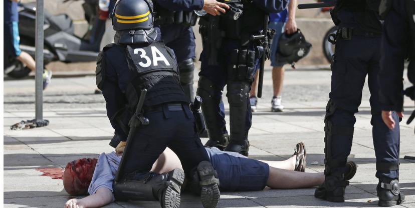 Perrine_Salle's tweet photo. Non, la #police est au service de la population, au péril de la vie des 👮‍♂️👮‍♀️ faisant face aux pires traumatismes.
Pour mémoire ⬇️ tellement d’autres images/articles &amp; témoignages peuvent attester que #LaPoliceSauve!  

🤬🤢Honte à ce TT puant #LaPoliceTue https://t.co/wVA25Usj2f