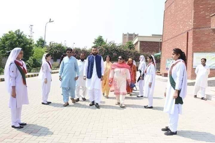 تعلیمی اداروں میں سیاستدانوں کی انٹری ختم کر دی جائے ایک سیاستدان کے لیے سکول کی جوان بیٹیوں کو استقبال کے لئے کھڑا کرنا بھی فحاشی اور غلامی کی علامت ہے۔۔۔۔۔۔شرم آ نی چاہیے ان سیاستدانوں کو  

بہت افسوس عمران خان آ پ کی حکومت پے۔۔۔ ۔۔