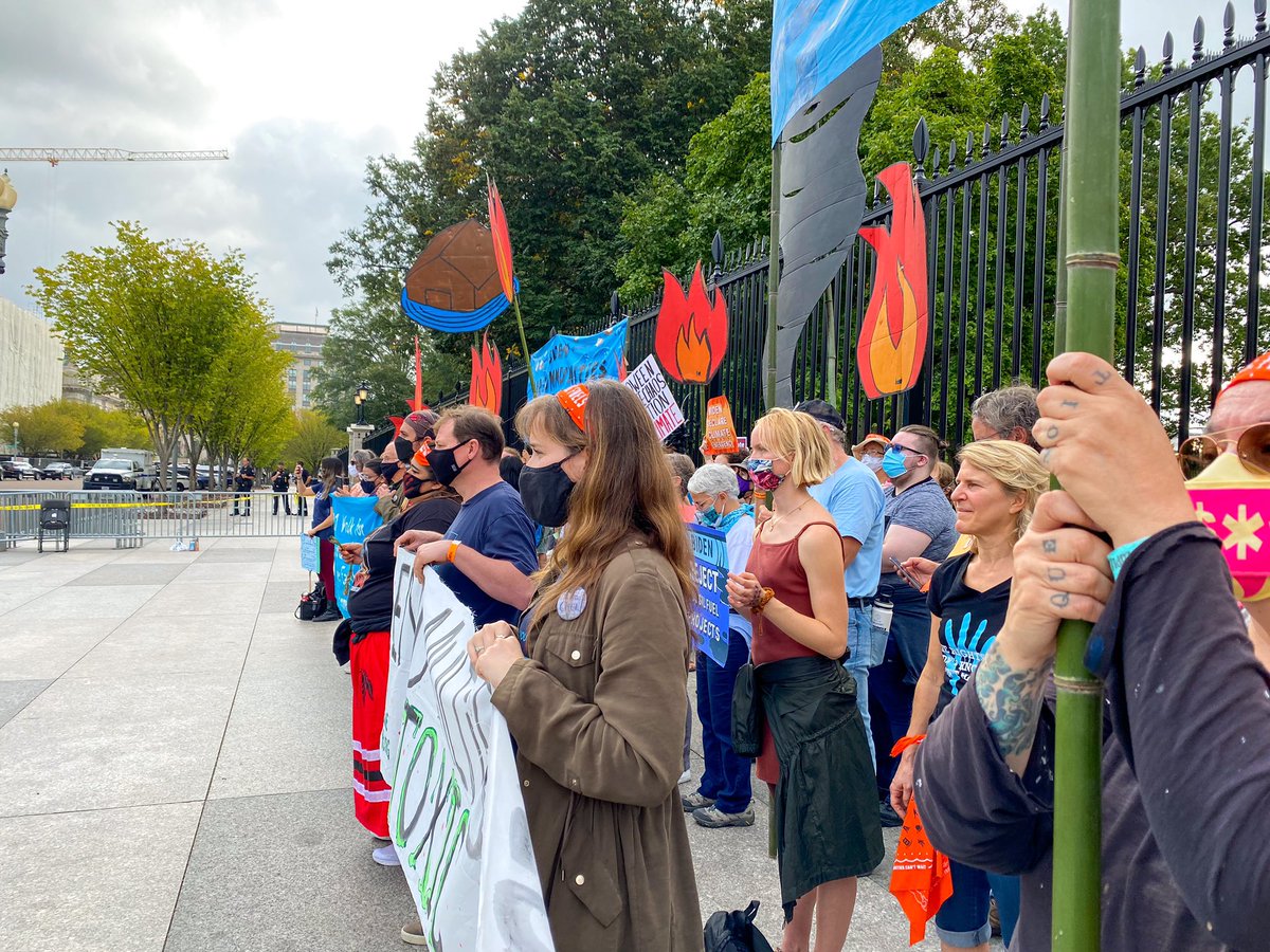 lanifurbank's tweet photo. We’re asking @POTUS to pick a side: #PeopleVsFossilFuels. So far, his actions speak for themselves — arresting hundreds of peaceful #ProtectorsNotProtesters instead of taking bold steps to #BuildBackFossilFree. Our movement will be at his door all week to hold him accountable. https://t.co/UblIdm3WXH