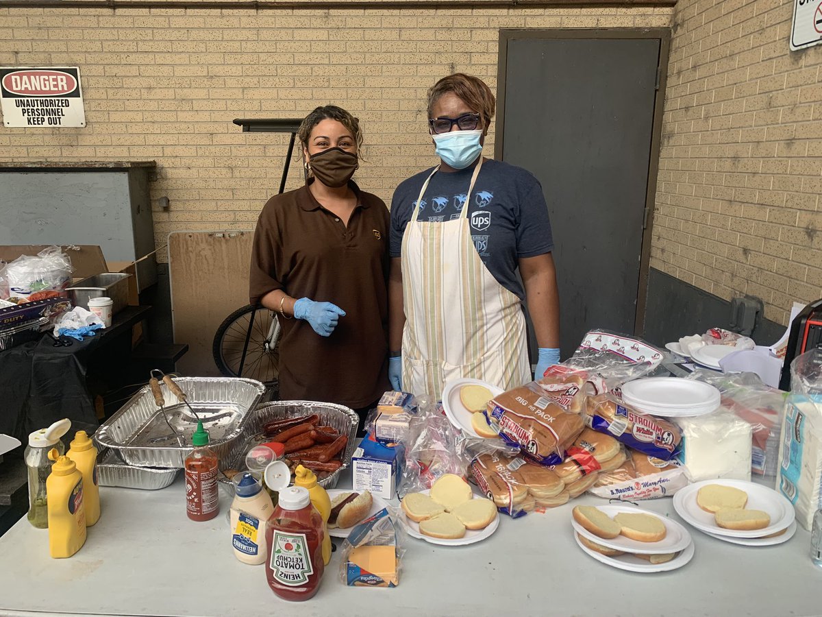 Pkg Ops Mgr @CraigW9880 flexing his grill master skills to say thank you to the employees at Jeff St 💪🏾 Talk about being engaged! 🤎👏🏾 #youbelongatups @chelsea224 @CP_UPSers @lalejandro1983 @Metro0321 @ILJeffstSafety #metrodivision