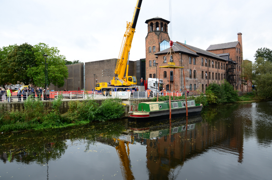 DerbyCC's tweet photo. Today saw a 16-tonne riverboat lowered into the River Derwent!🛥️ 

The 𝐎𝐮𝐭𝐫𝐚𝐦 has been built by Derby and Sandiacre Canal Trust and was launched for its first test run.

The Trust will launch return passenger trips from the city centre to Darley Abbey in Spring 2022. https://t.co/hWDZpwVwoZ