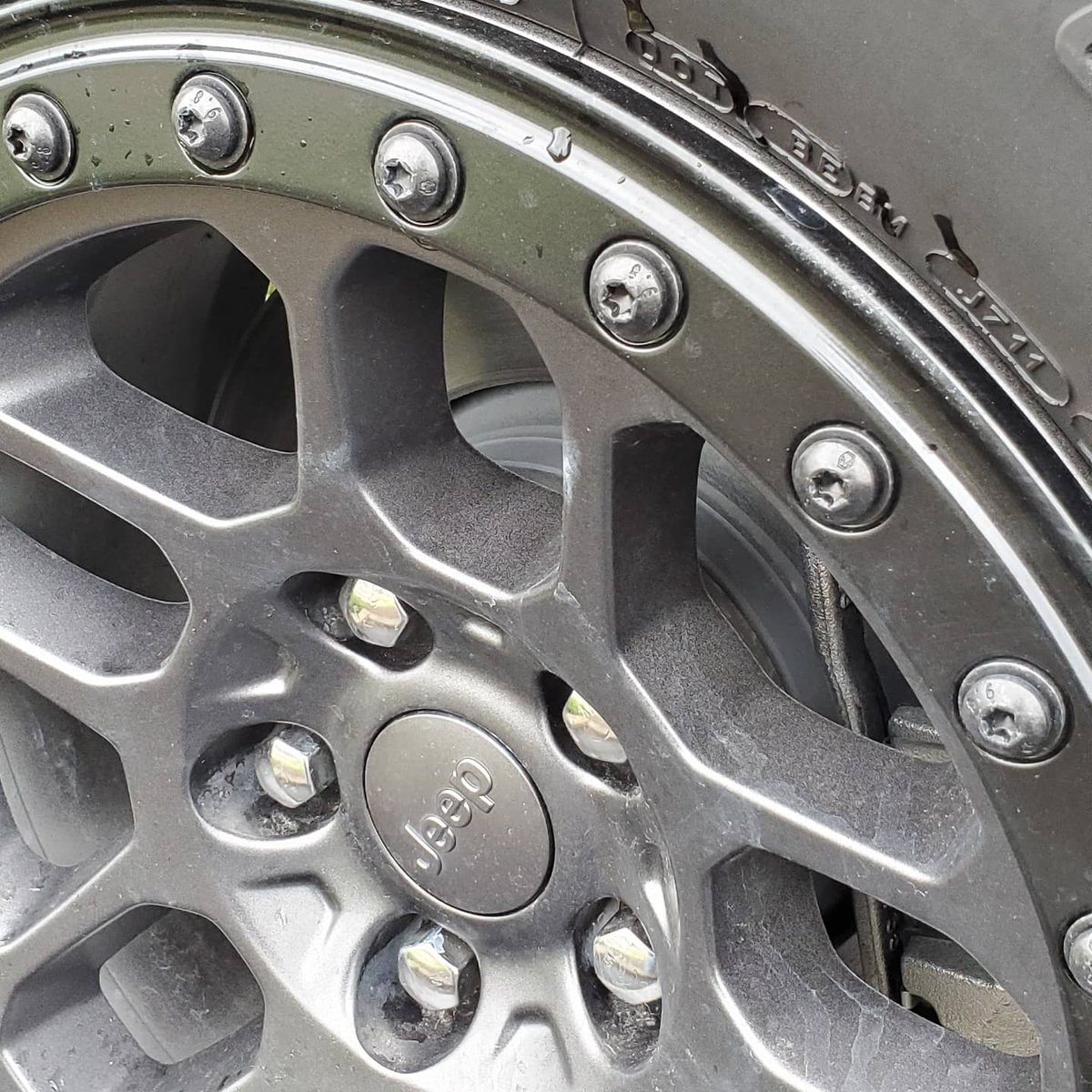 Gecko green is back baby! Such an awesome color. With factory beadlocks. 😲
.
#Geckogreen #Geckogreenjeep #Geckojeep #GeckoJL #Geckojlu #geckowrangler #Geckojeepjl #geckowranglerjl #jeeplife #jeepnation #jeepfamily #jeepjl #jeepjlu #jeepjlurubicon #jeepjlrubicon #jeepbeadlocks