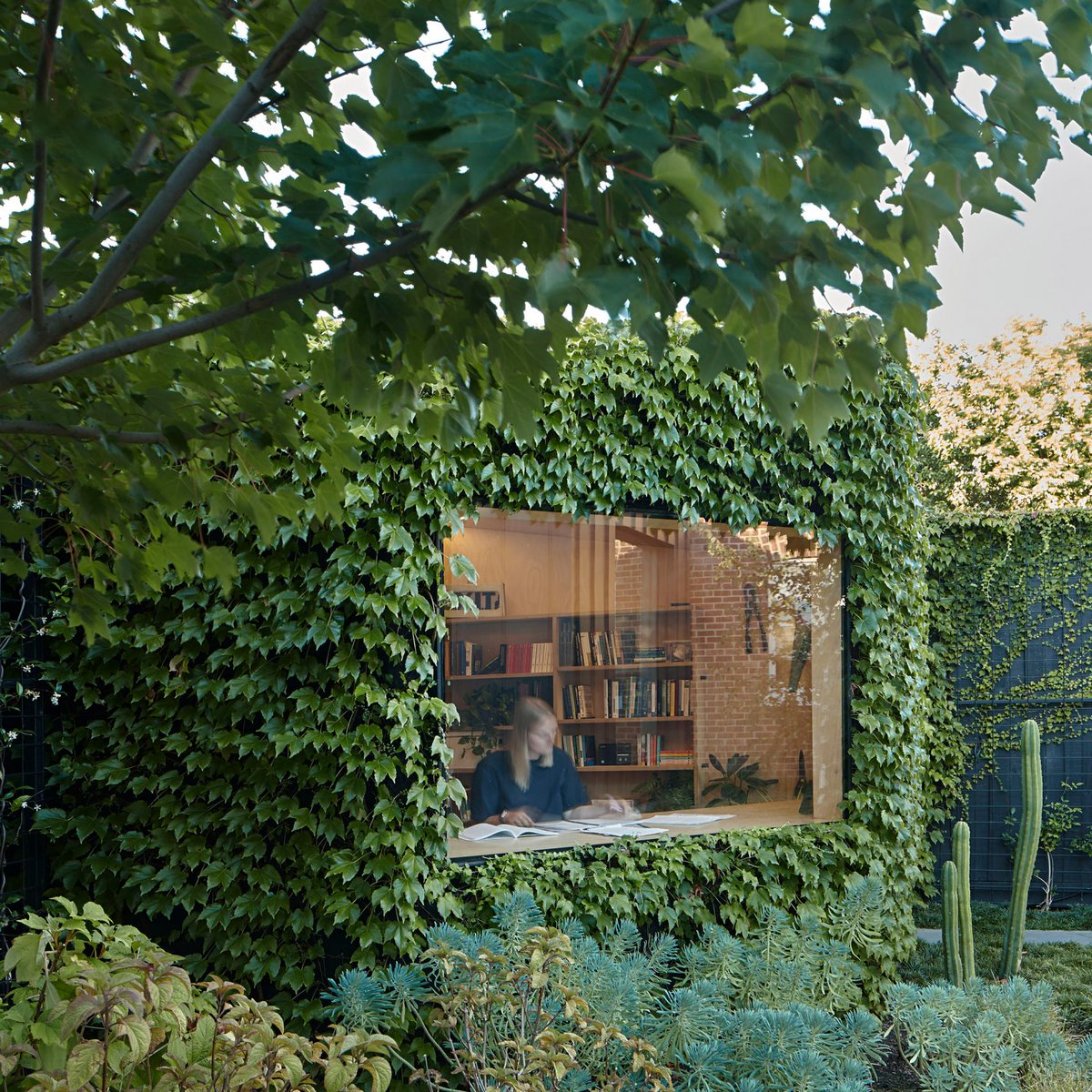 dezeen's tweet photo. Here are 12 back-garden offices that support focused work and creativity: https://t.co/zzn0hHeEiV https://t.co/fAW1elACWR