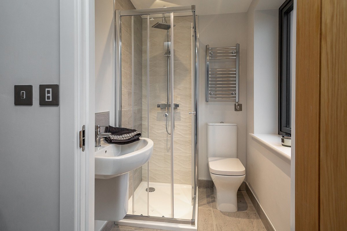CaedmonHomes's tweet photo. In all #caedmonhomes, bathrooms are fitted with a @Porcelanosa_EN three-piece #bathroomsuite and a fully tiled shower enclosure, creating a modern, high-standard finish.

(Pictured 📸 ) St John's Mews in #york

Don't miss our last remaining #apartments > https://t.co/YyJydWmttr https://t.co/LcEHzCCNYa