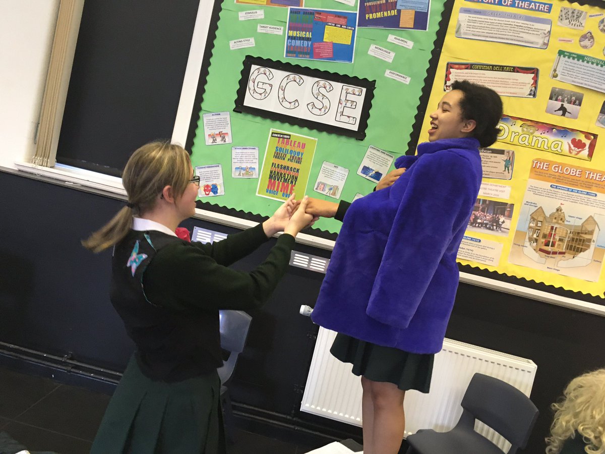 DramaUptonFCJ1's tweet photo. Year 9 working creatively this afternoon to interpret scenes and characters from varying texts 📖🎭#toomuchpunchforjudy @MarkWheeller #bemybaby @AmandaPlays #scriptedperformance #drama https://t.co/xiOM6m4BK9