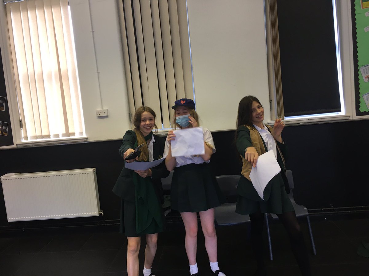 DramaUptonFCJ1's tweet photo. Year 9 working creatively this afternoon to interpret scenes and characters from varying texts 📖🎭#toomuchpunchforjudy @MarkWheeller #bemybaby @AmandaPlays #scriptedperformance #drama https://t.co/xiOM6m4BK9