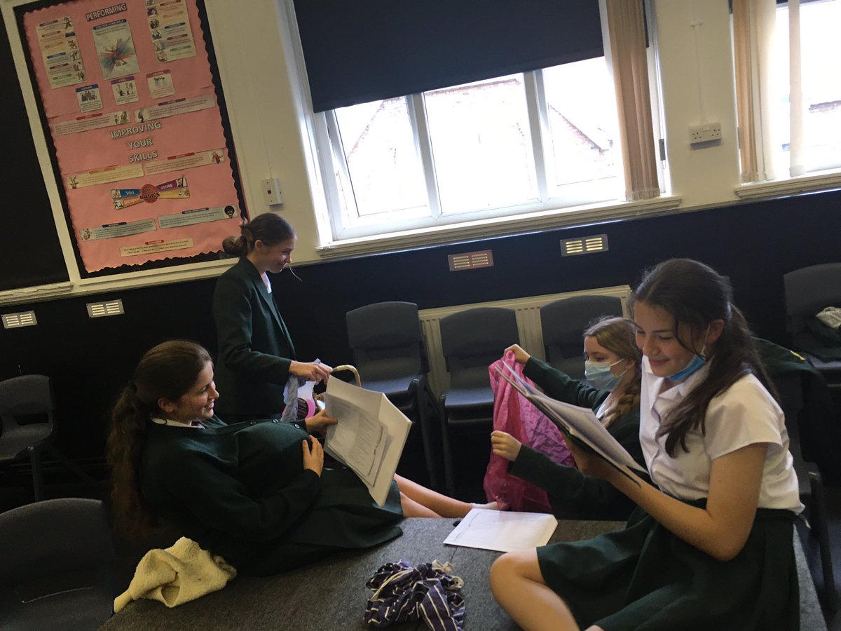 DramaUptonFCJ1's tweet photo. Year 9 working creatively this afternoon to interpret scenes and characters from varying texts 📖🎭#toomuchpunchforjudy @MarkWheeller #bemybaby @AmandaPlays #scriptedperformance #drama https://t.co/xiOM6m4BK9