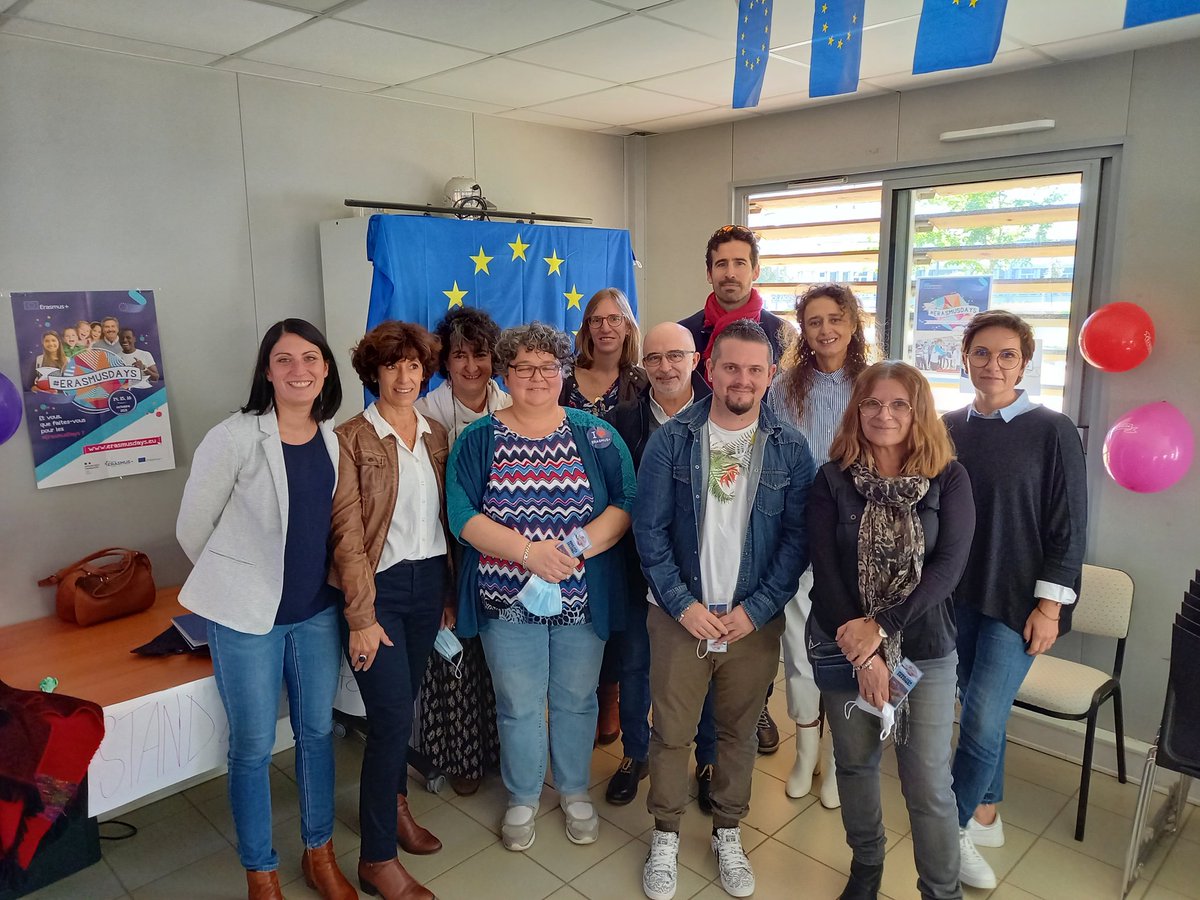 OlivierXerri31's tweet photo. La récompense de l'énorme travail réalisé par les #professeurs de @LanguesLP_Tlse de l' @EuroElp
BRAVO et MERCI pour tous les élèves qui partent grâce à eux🙏Théo, étudiant en #BTSMS @LPSamatan19_ a eu l'occasion d'échanger avec M. Le recteur sur sa mobilité il y a 2 ans. https://t.co/IoBdA2sQKz