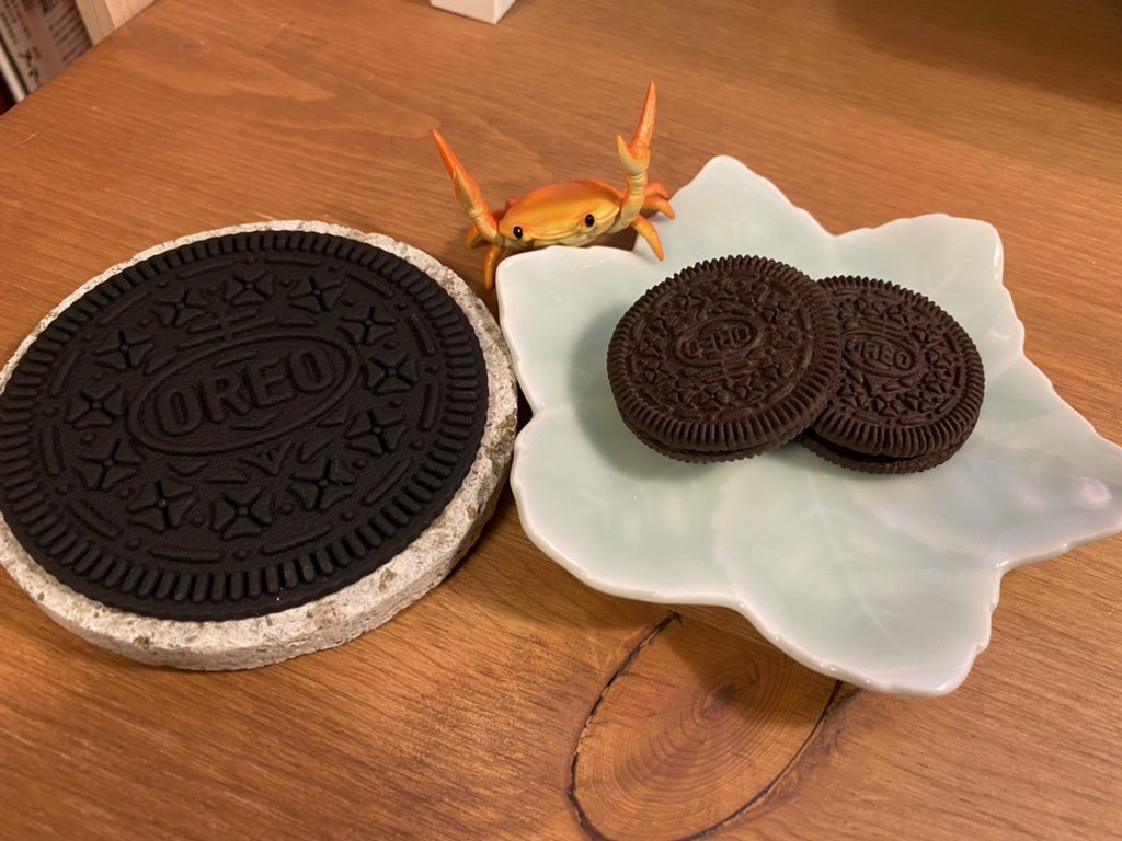 いまオレオ2箱買うともらえるクソデカオレオ(コースター)、かなり
