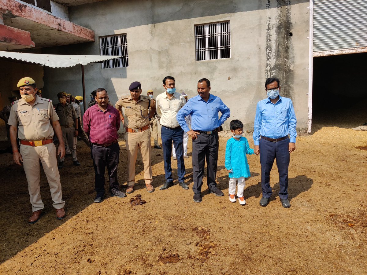 DM_Etah's tweet photo. आज एसएसपी एटा सहित अन्य अधिकारियों की उपस्थिति में जीटी रोड स्थित गोपाल गौशाला का औचक निरीक्षण कर पशुओं की बेहतर ढंग से देखभाल करने हेतु निर्देशित किया गया। @UPGovt @CMOfficeUP https://t.co/0TgmLLH0jN