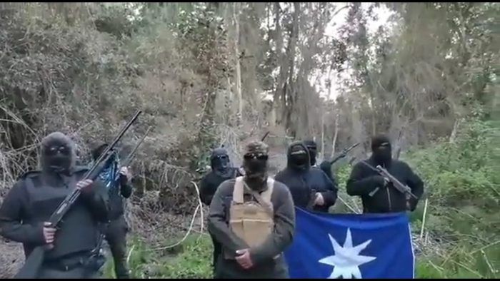 jornaland's tweet photo. Chile: Mapuches armados retomam terras do Estado, totalizando 33 mil hectares
Leia em: https://t.co/TLievi9Ize
#ANDinternacional #Chile #Mapuches https://t.co/HPP5iS3UkF