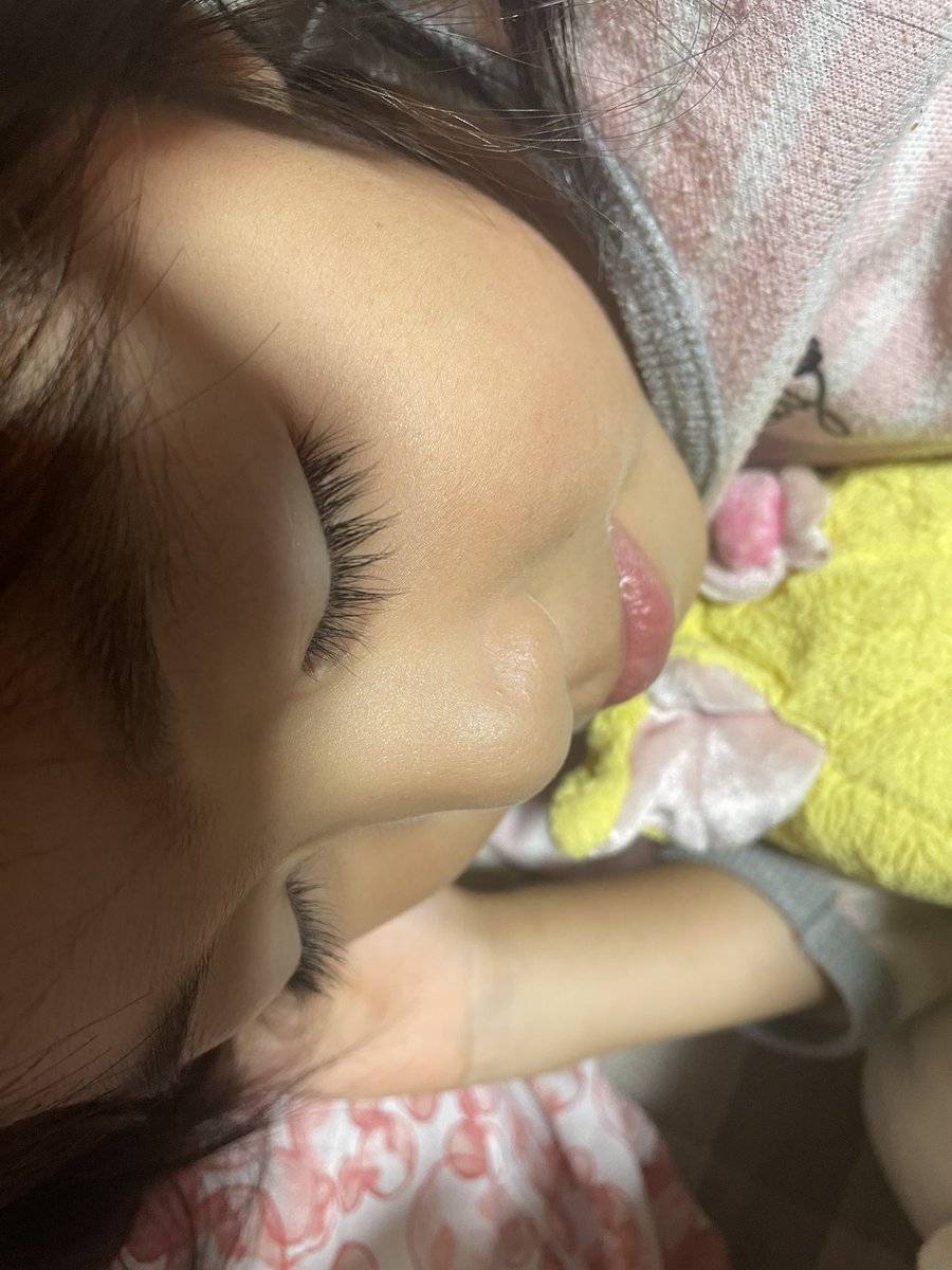 mii0629's tweet photo. 娘のまつ毛長い爆笑😂😂こっちはマツエクだよ、羨ましいわ🌟By花凛 https://t.co/miJqdGdkNF