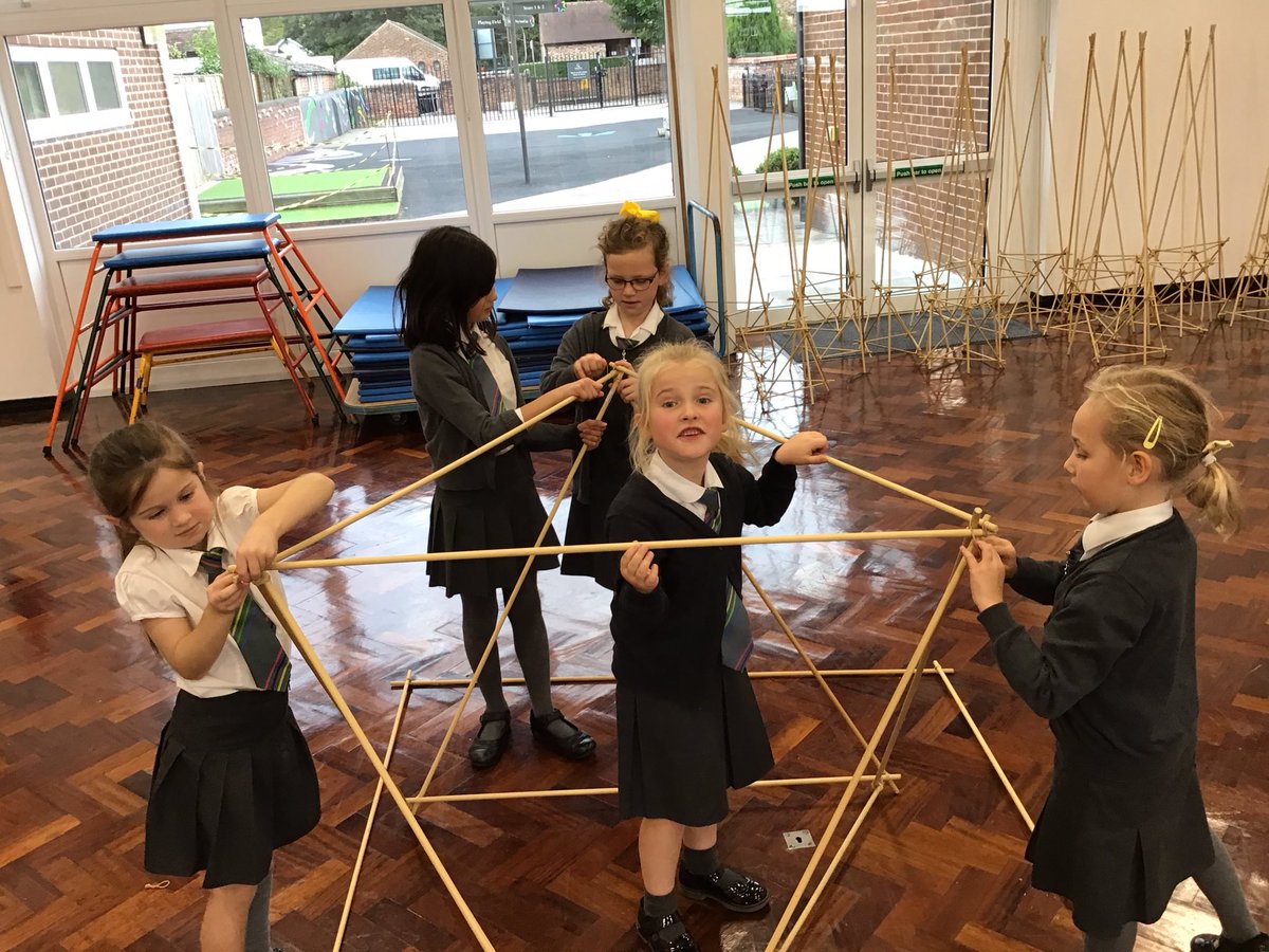 Year3TSP's tweet image. The roofs was a lot more complicated than we thought! It took determination and team work to assemble it but we’ve finally done it 💪🧱 @ArchitectureW #TSPGeography #Architecture