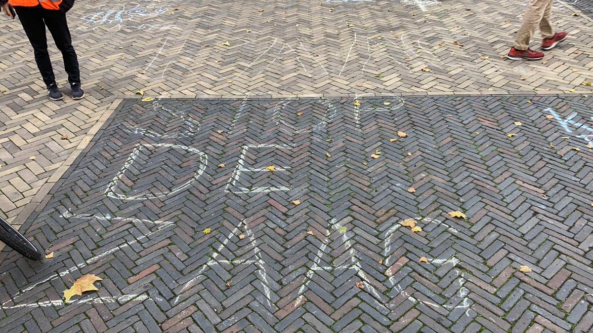De verbreding van de A27, daar blijft D66 tegen! Net als veel inwoners van Utrecht was raadslid <a href="/CorinevanDun/">Corine van Dun</a> daarom bij een demonstratie op het Domplein. Tegen een zinloze vernietiging van natuur. Voor groene en duurzame oplossingen, zoals verbeterd OV.