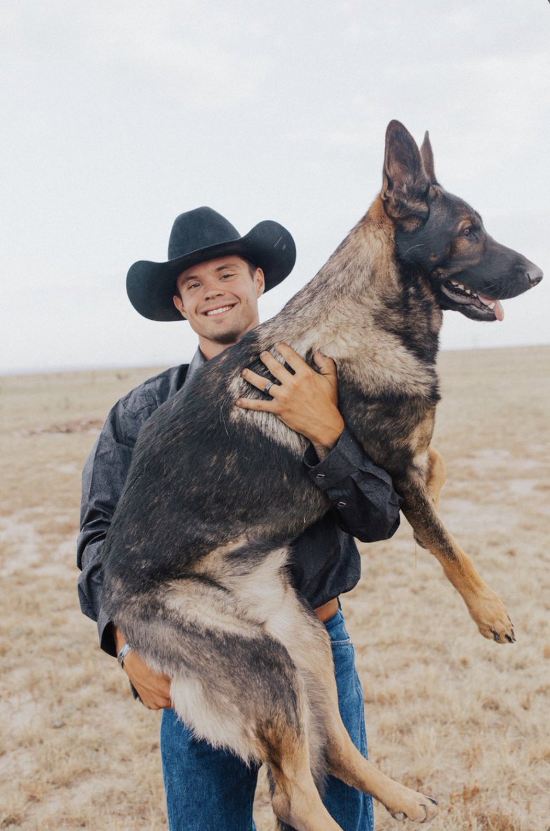 CarlyyShort's tweet photo. my husband is an absolute smoke show 🤤 (and odin are you kidding 😩) https://t.co/6Fq7tT7i5i
